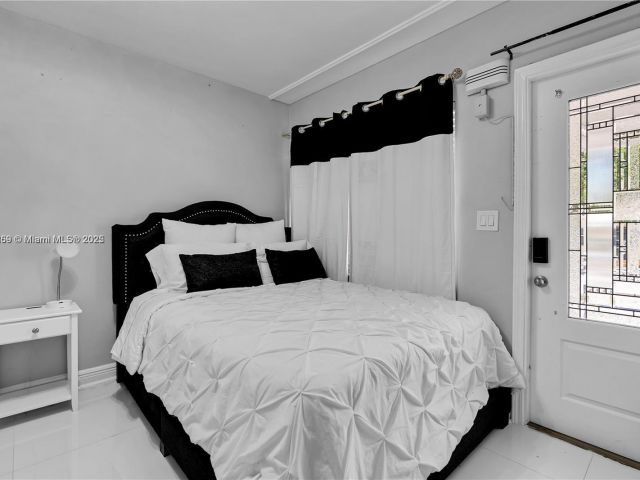 Продажа дома по адресу 1761 SW 14th St - фото 6284924