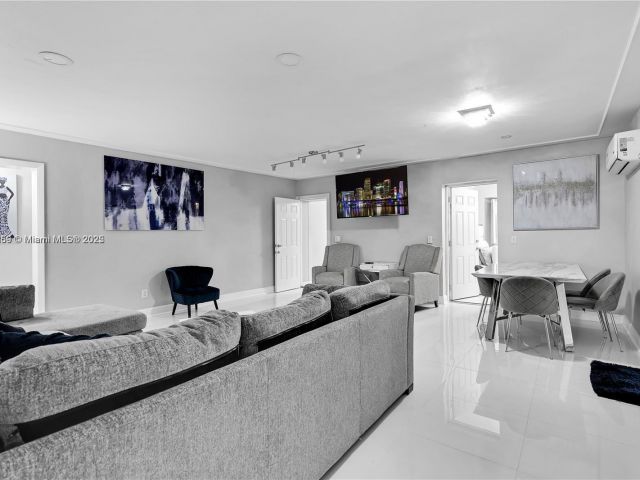 Продажа дома по адресу 1761 SW 14th St - фото 6284926