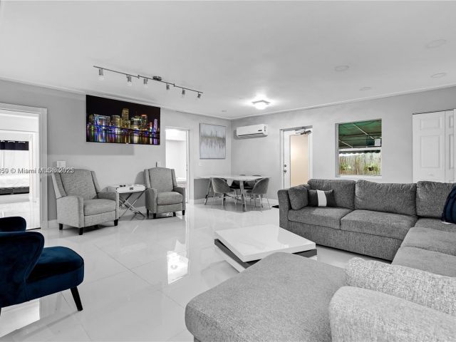 Продажа дома по адресу 1761 SW 14th St - фото 6284927