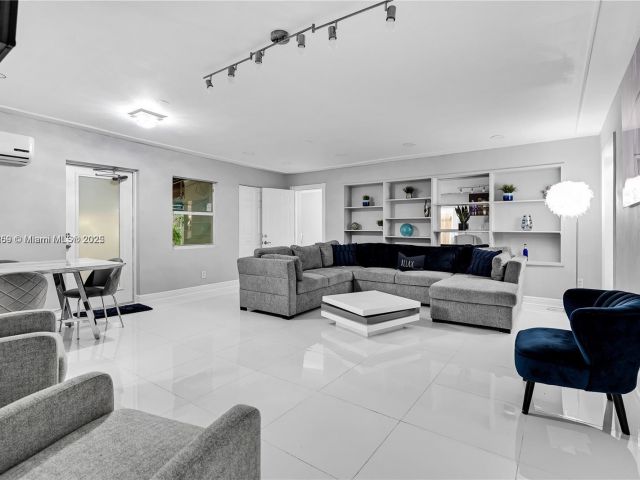 Продажа дома по адресу 1761 SW 14th St - фото 6284928