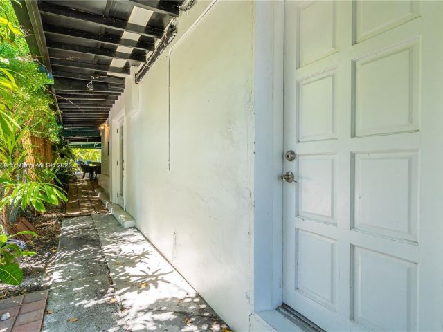 Продажа дома по адресу 1761 SW 14th St - фото 6284929