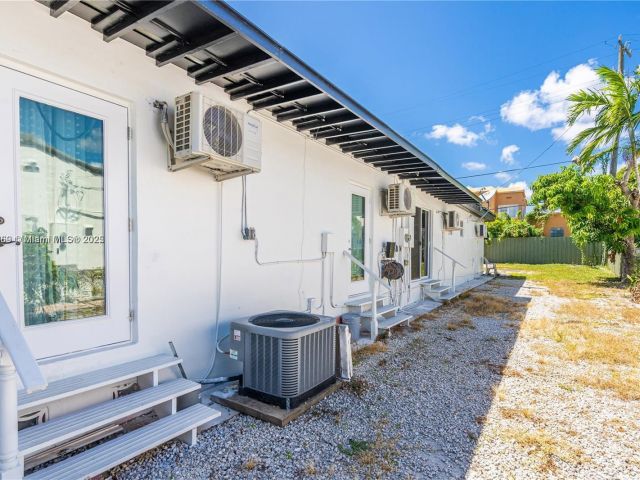 Продажа дома по адресу 1761 SW 14th St - фото 6284933