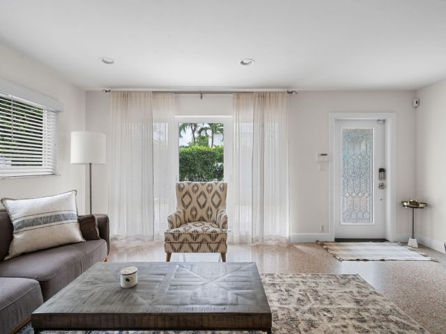 Дом в аренду по адресу 101 NE 11th Street - фото 6316042