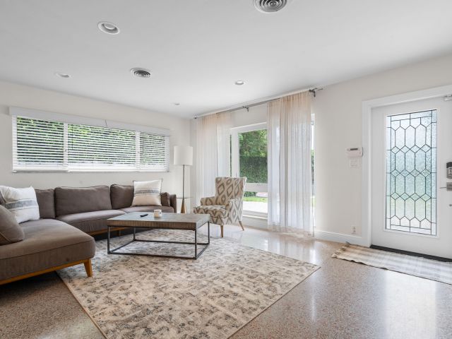 Дом в аренду по адресу 101 NE 11th Street - фото 6316044