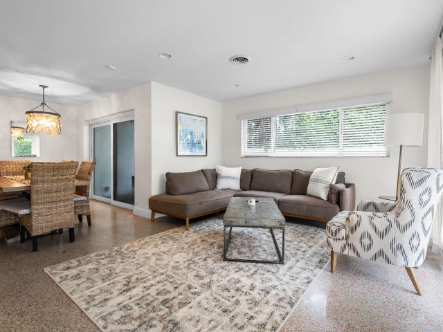 Дом в аренду по адресу 101 NE 11th Street - фото 6316045