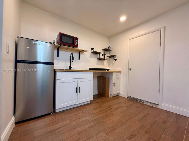 Продажа дома по адресу 2406 N 28th Ave - фото 6293089