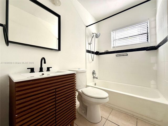 Продажа дома по адресу 2406 N 28th Ave - фото 6293095