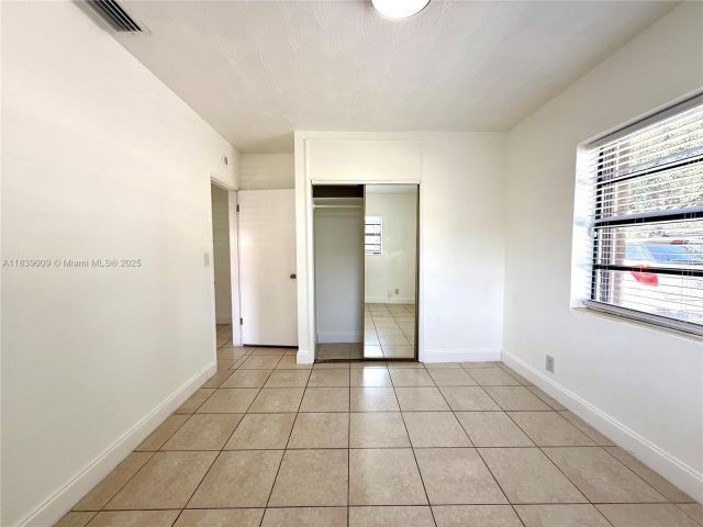 Продажа дома по адресу 2406 N 28th Ave - фото 6293096