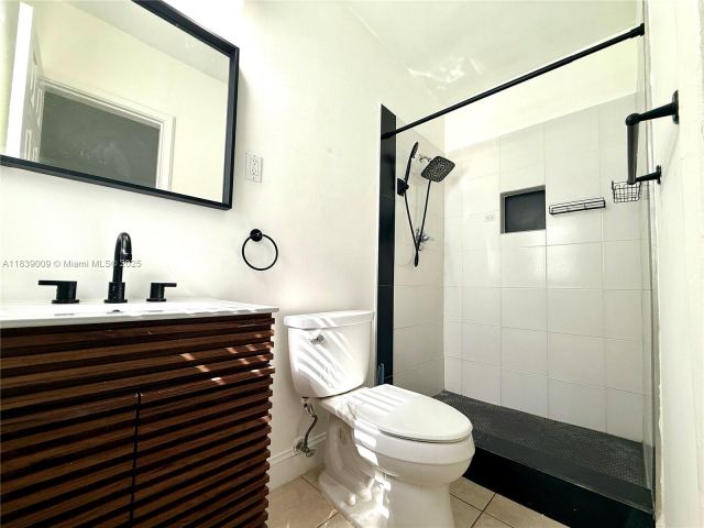 Продажа дома по адресу 2406 N 28th Ave - фото 6293097