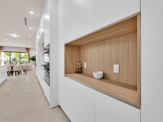 Продажа дома по адресу 915 NE 17th Ter - фото 6287250