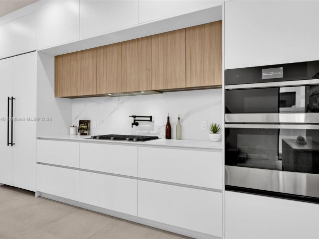 Продажа дома по адресу 915 NE 17th Ter - фото 6287251