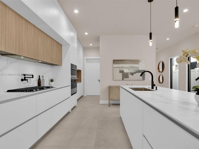 Продажа дома по адресу 915 NE 17th Ter - фото 6287252