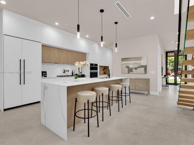 Продажа дома по адресу 915 NE 17th Ter - фото 6287253