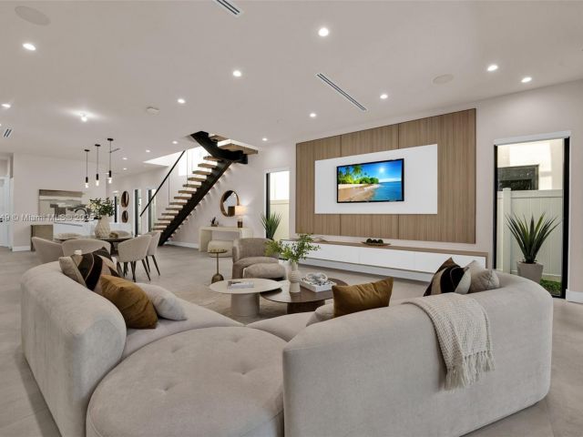 Продажа дома по адресу 915 NE 17th Ter - фото 6287255