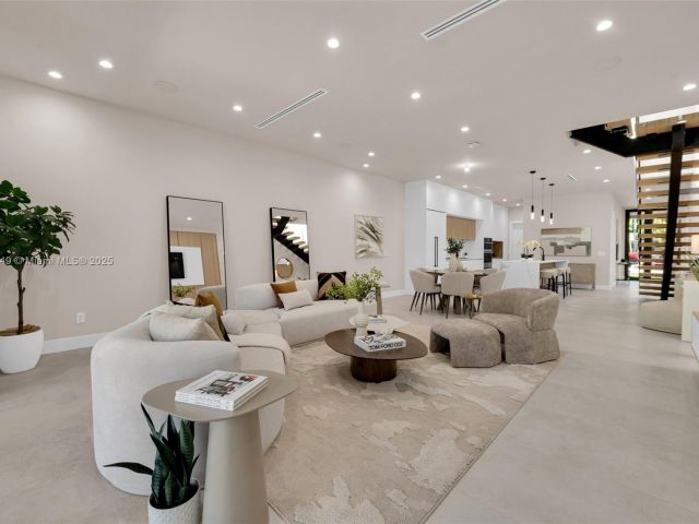 Продажа дома по адресу 915 NE 17th Ter - фото 6287256