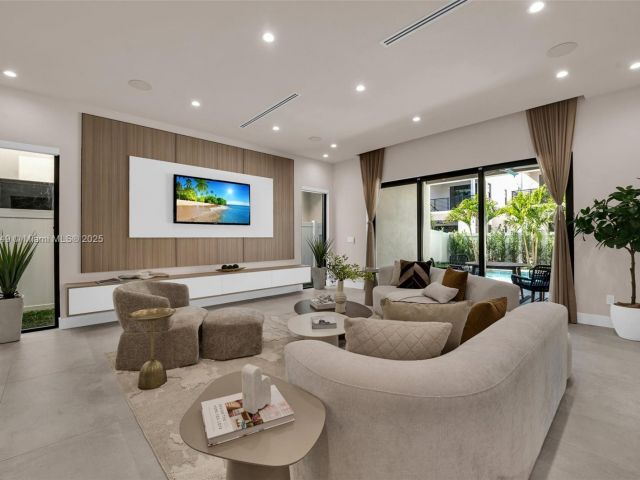 Продажа дома по адресу 915 NE 17th Ter - фото 6287257