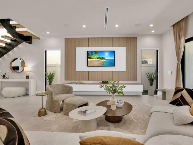 Продажа дома по адресу 915 NE 17th Ter - фото 6287258