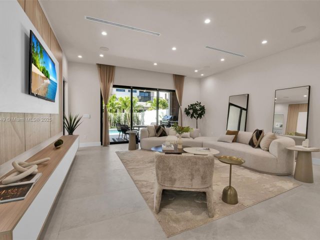 Продажа дома по адресу 915 NE 17th Ter - фото 6287259