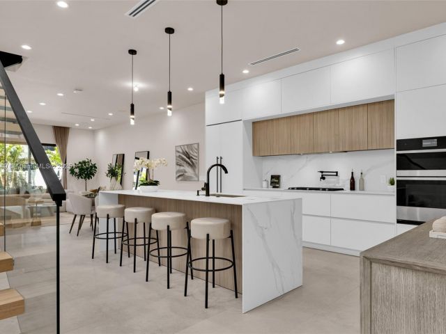 Продажа дома по адресу 915 NE 17th Ter - фото 6287260