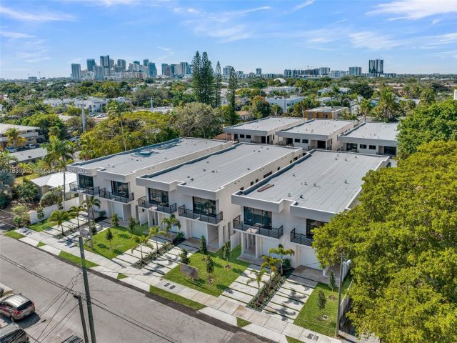 Продажа дома по адресу 915 NE 17th Ter - фото 6287263