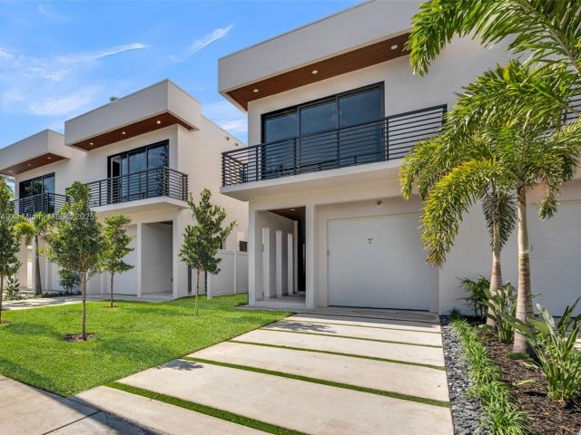 Продажа дома по адресу 915 NE 17th Ter - фото 6287264