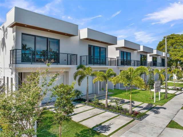 Продажа дома по адресу 915 NE 17th Ter - фото 6287265