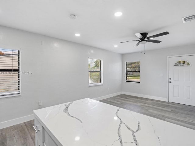 Продажа дома по адресу 15900 NW 18th Ave - фото 6286409