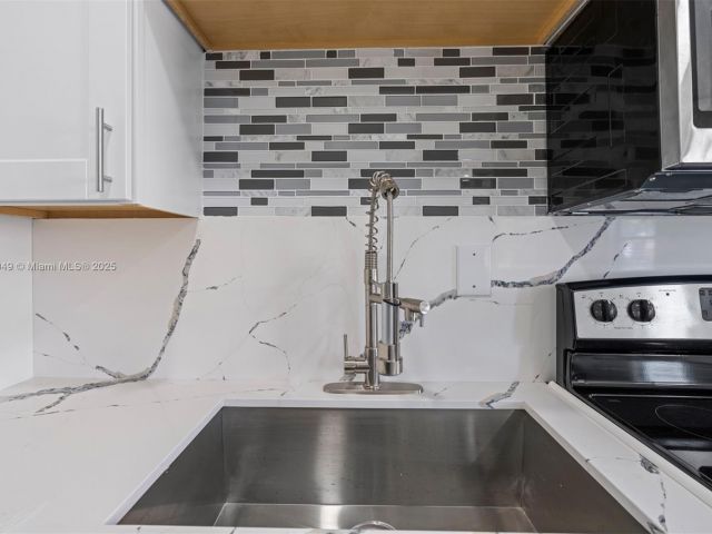 Продажа дома по адресу 15900 NW 18th Ave - фото 6286410