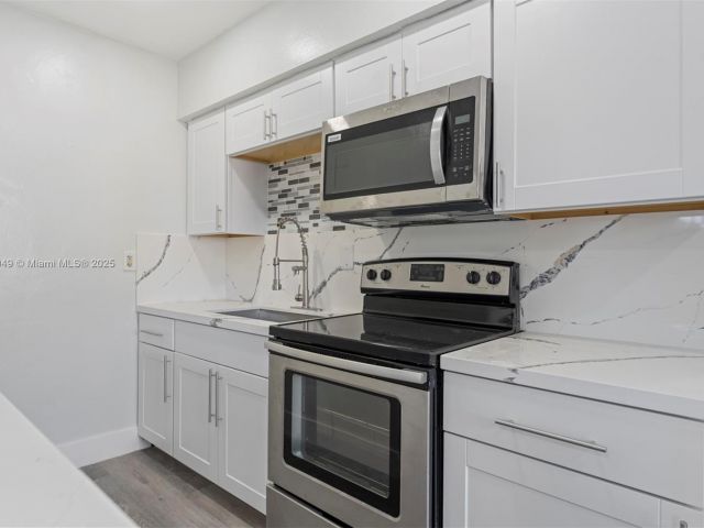 Продажа дома по адресу 15900 NW 18th Ave - фото 6286411