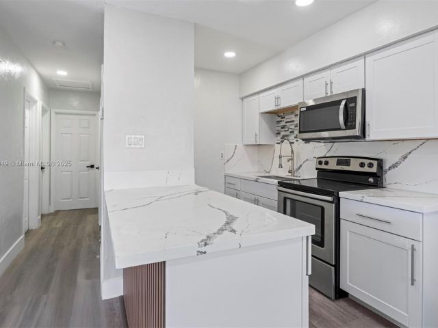 Продажа дома по адресу 15900 NW 18th Ave - фото 6286412