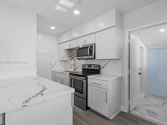 Продажа дома по адресу 15900 NW 18th Ave - фото 6286413