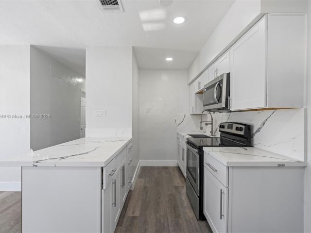 Продажа дома по адресу 15900 NW 18th Ave - фото 6286414