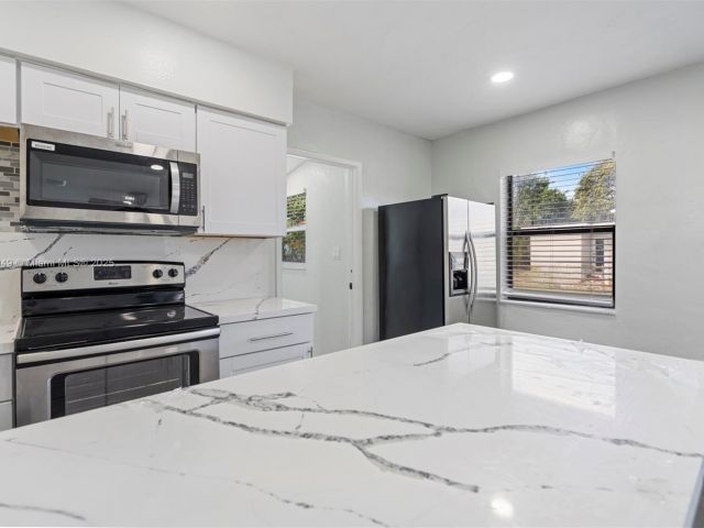 Продажа дома по адресу 15900 NW 18th Ave - фото 6286415