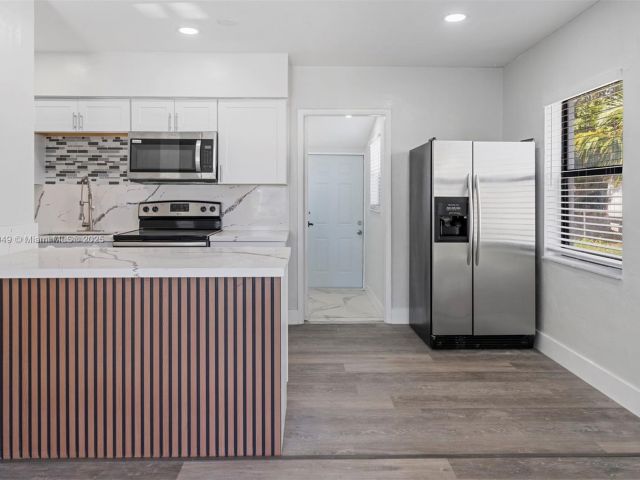 Продажа дома по адресу 15900 NW 18th Ave - фото 6286417