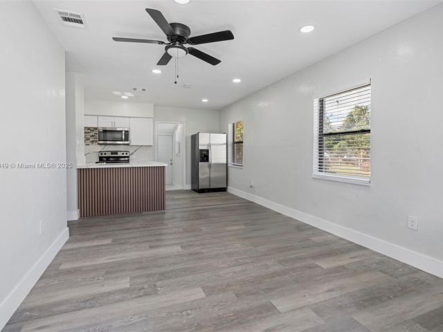 Продажа дома по адресу 15900 NW 18th Ave - фото 6286418