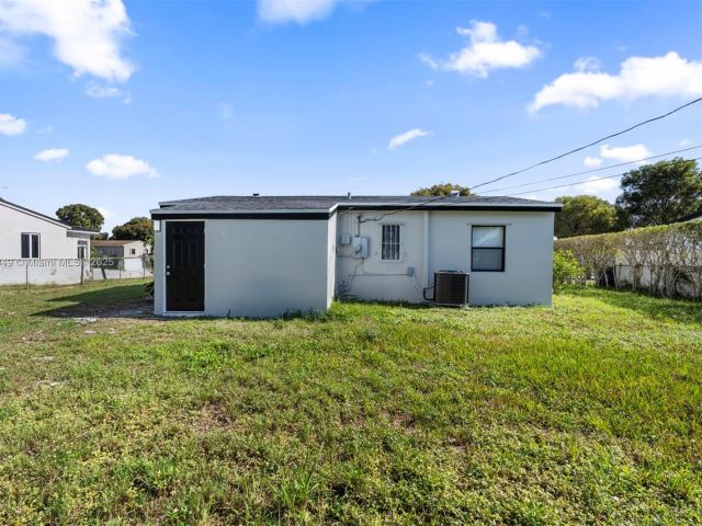 Продажа дома по адресу 15900 NW 18th Ave - фото 6286419