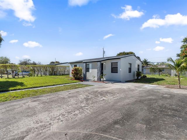 Продажа дома по адресу 15900 NW 18th Ave - фото 6286421