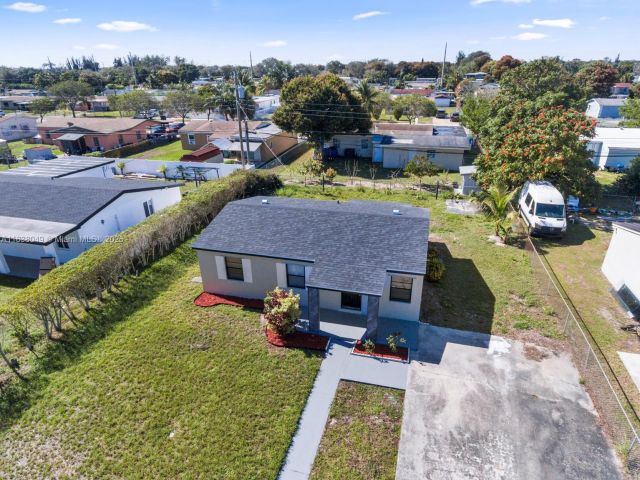 Продажа дома по адресу 15900 NW 18th Ave - фото 6286427