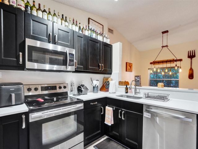 Продажа дома по адресу 895 SW 180th Ter - фото 6287618