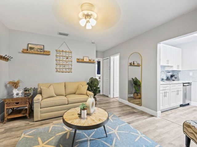 Продажа дома по адресу 5219 NE 20 Ter Terrace - фото 6288614