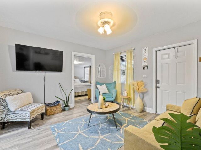 Продажа дома по адресу 5219 NE 20 Ter Terrace - фото 6288616