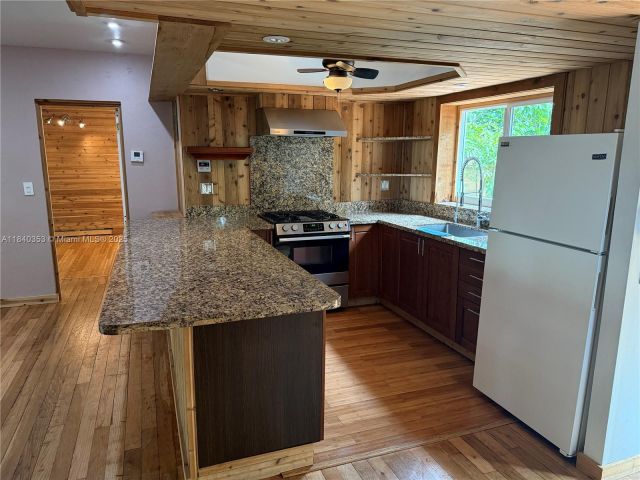 Дом в аренду по адресу 612 SW 11th Ct 612 - фото 6288257