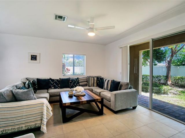 Дом в аренду по адресу 378 NE 47th Pl 378 - фото 6288898