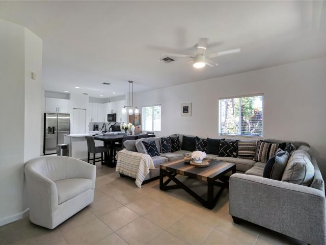 Дом в аренду по адресу 378 NE 47th Pl 378 - фото 6288902