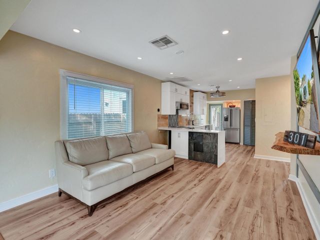 Продажа дома по адресу 301 SW 9th - фото 6291234