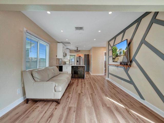 Продажа дома по адресу 301 SW 9th - фото 6291235