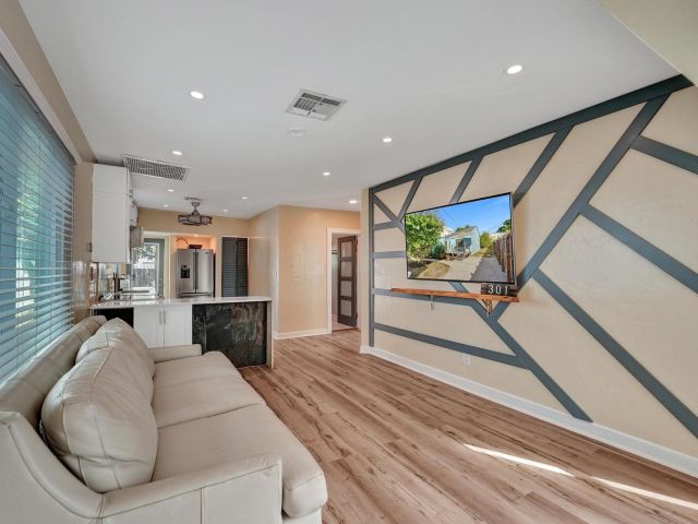 Продажа дома по адресу 301 SW 9th - фото 6291236