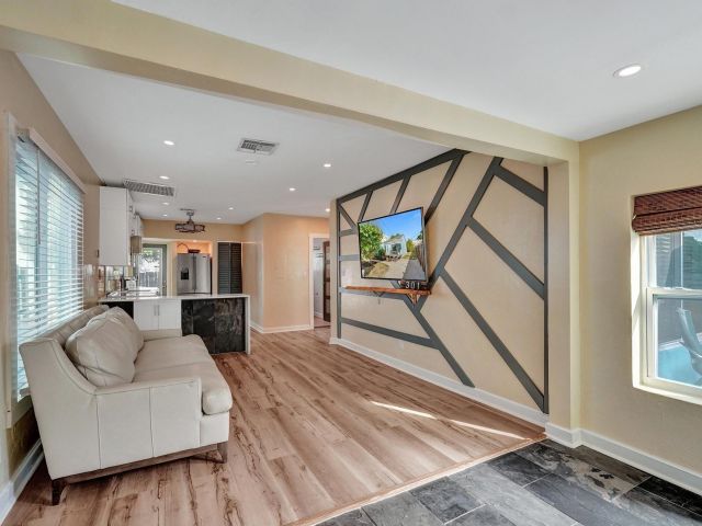 Продажа дома по адресу 301 SW 9th - фото 6291237