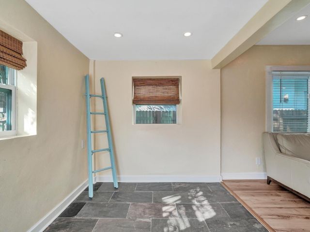 Продажа дома по адресу 301 SW 9th - фото 6291238