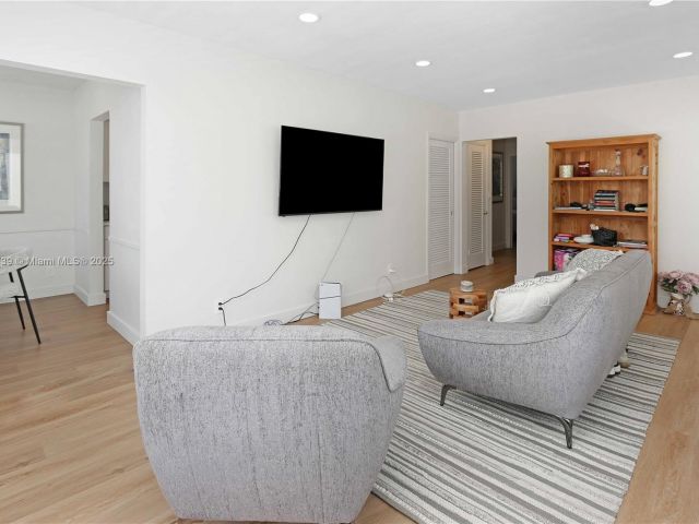 Дом в аренду по адресу 326 Van Buren St 326 - фото 6292453